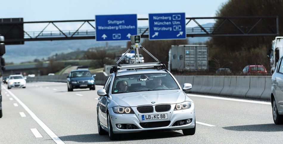 Nuevo sistema permite que un auto se conduzca solo en el tráfico