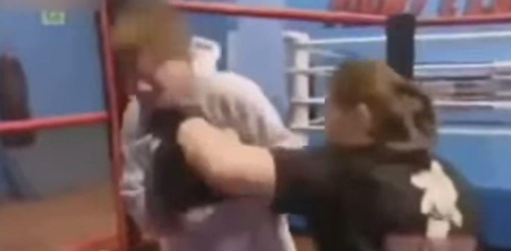 Reportero es noqueado por boxeadora