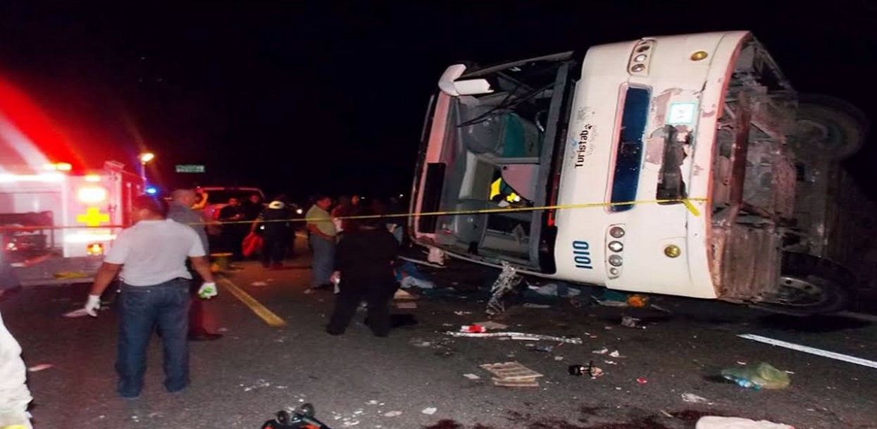 Deja 3 muertos volcadura de camión en Campeche
