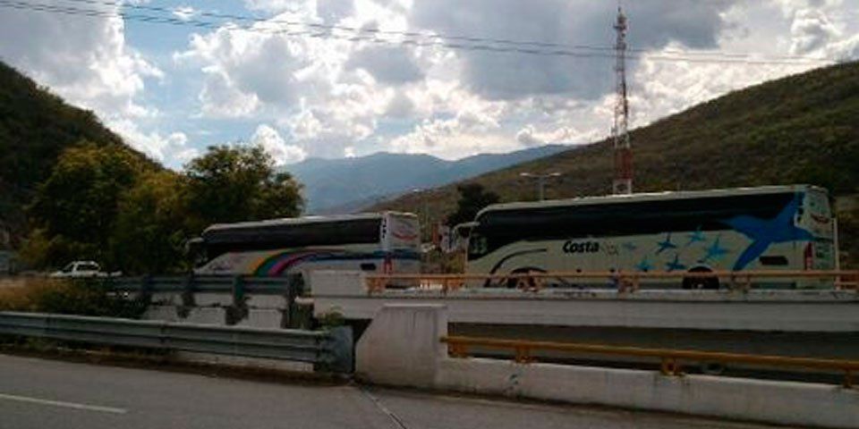 Secuestran normalistas 10 camiones en Chilpancingo