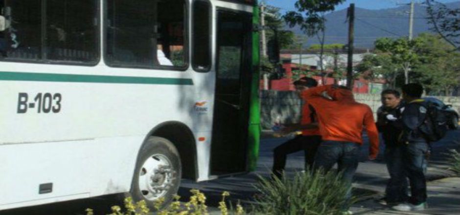 Encapuchados retienen autobuses en Palo Blanco Encapuchados retienen autobuses en Palo Blanco