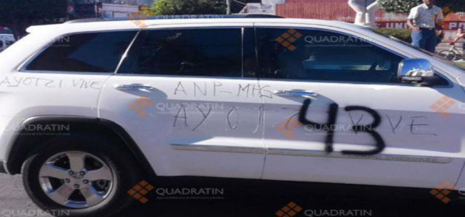 CETEG raya camioneta de diputado en Chilpancingo