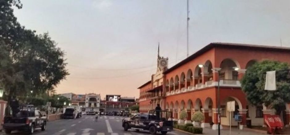 Autoridades decomisan 3 camionetas en Apatzingán