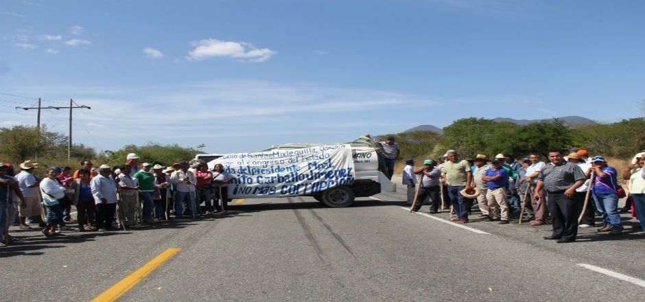 Bloquean habitantes de Mixtequilla carretera federal en Oaxaca