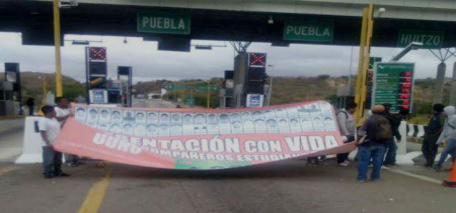 Grupo de Pueblos Indígenas toma caseta de Oaxaca