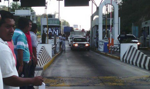 Encapuchados toman caseta en la Autopista del Sol