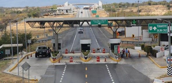 Toman caseta en Oaxaca por normalistas de Ayotzinapa Toman caseta en Oaxaca por normalistas de Ayotzinapa