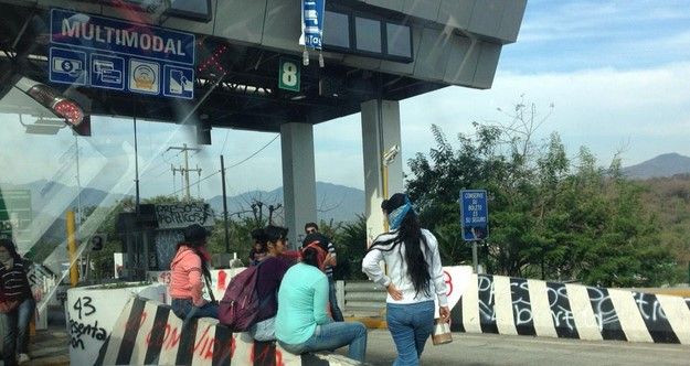 Toman caseta de Palo Blanco por Ayotzinapa Toman caseta de Palo Blanco por Ayotzinapa