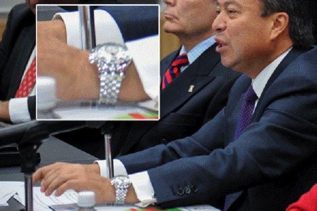Presidente del PRI presume costosos relojes