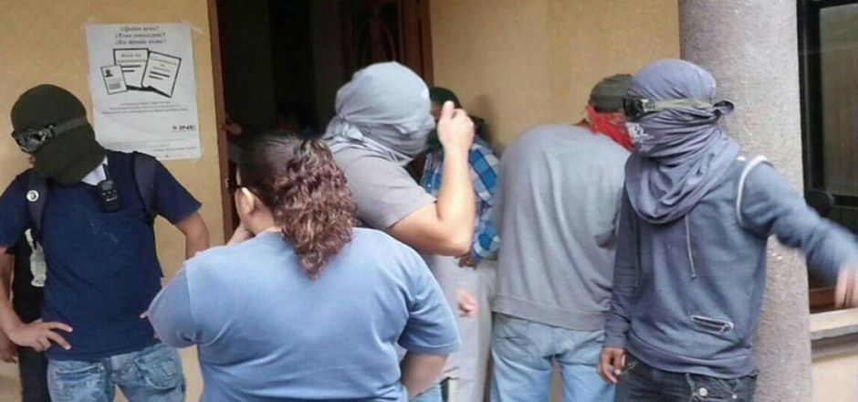 CETEG cierra y vandaliza módulo del INE