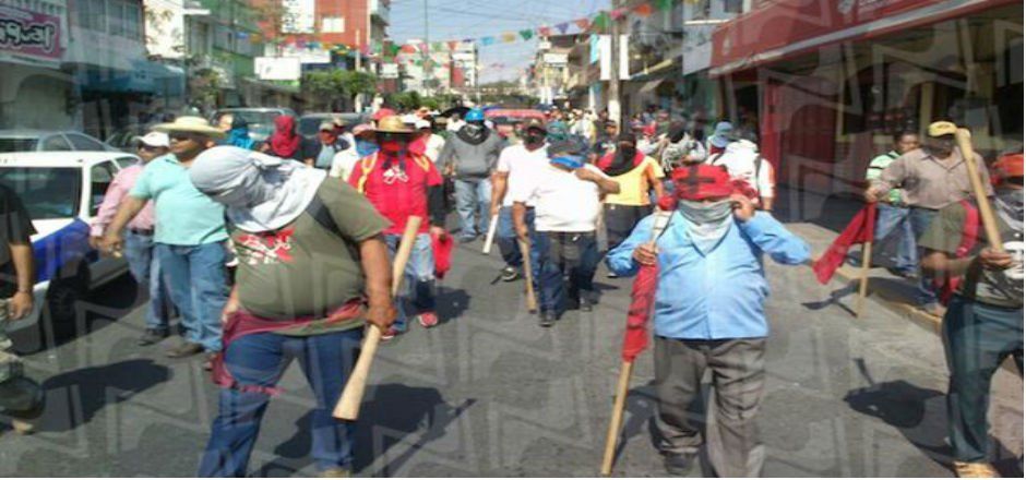 Marchan maestros, estudiantes y padres de normalistas en Chilpancingo