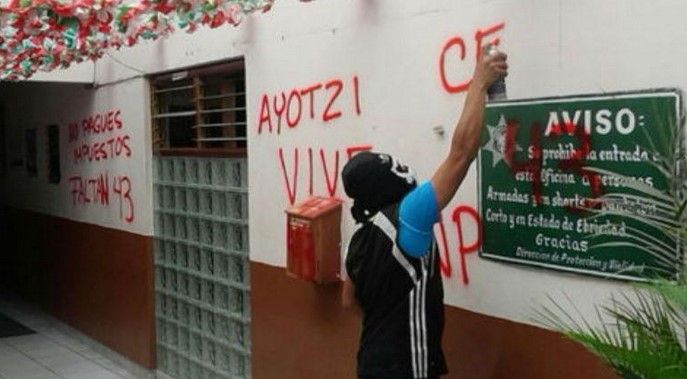 CETEG vandaliza oficinas de Chilpancingo y una camioneta CETEG vandaliza oficinas de Chilpancingo y una camioneta