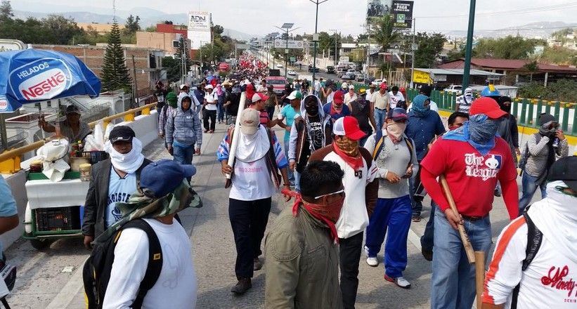 Liberan maestros y estudiantes Autopista del Sol Liberan maestros y estudiantes Autopista del Sol