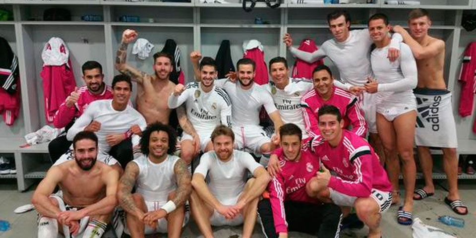 Chicharito festeja triunfo del Madrid en calzones Chicharito festeja triunfo del Madrid en calzones