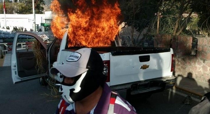 Incendian camioneta en las afueras de la Zona Militar 35