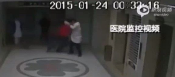 Mueren dos hombres al caer del piso 15 tras pelea