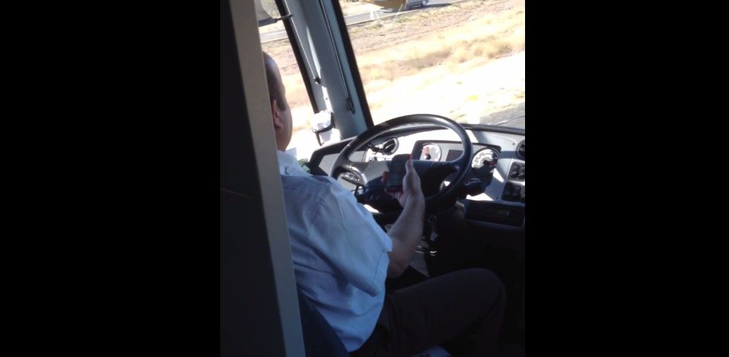 Graban a chofer en Sonora viendo 2 celulares al manejar