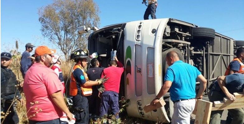 Vuelca autobús de pasajeros en Jalisco y deja 6 muertos
