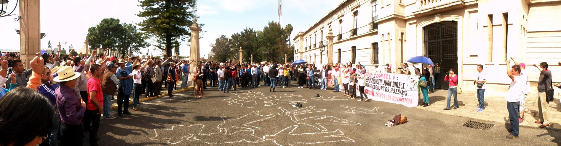 CNTE marcha en Michoacán por los normalistas de Ayotzinapa