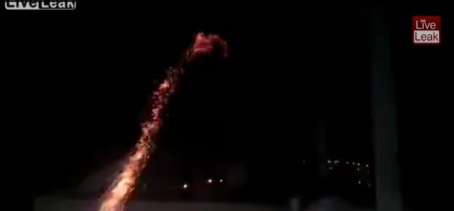 Fuegos artificiales caen en una casa y hieren a 4 personas Fuegos artificiales caen en una casa y hieren a 4 personas