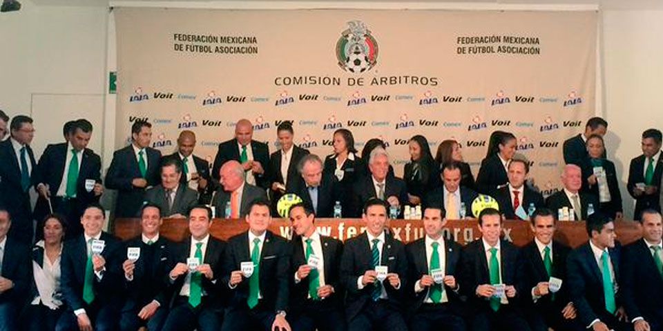 Entregan 31 gafetes FIFA a árbitros mexicanos