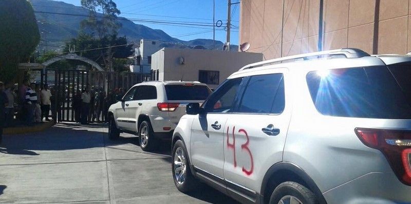 Pintan automóviles en Congreso de Guerrero por Ayotzinapa