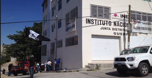 Manifestantes retienen a consejeros del INE en Guerrero