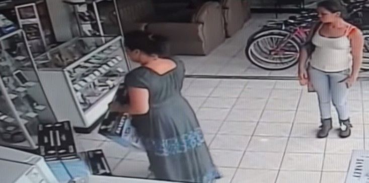Mujer roba pantalla plana bajo su falda Mujer roba pantalla plana bajo su falda