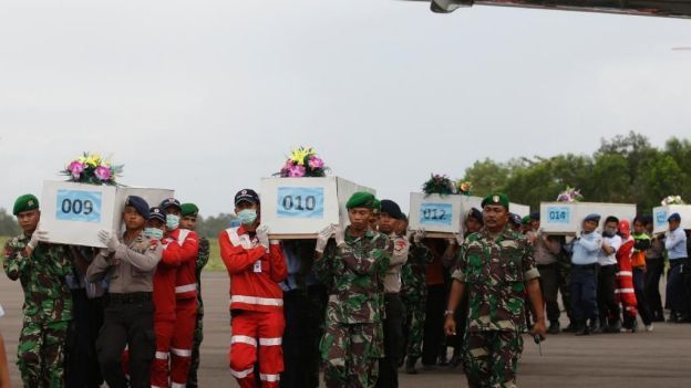 Recuperan 30 cuerpos del avión accidentado de AirAsia