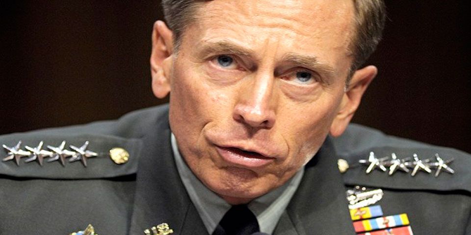 Exjefe de la CIA enfrentaría cargos por entregar información confidencial Exjefe de la CIA enfrentaría cargos por entregar información confidencial