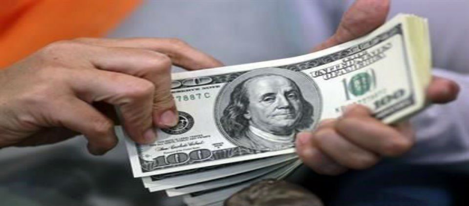 El dólar baja de los 15 pesos