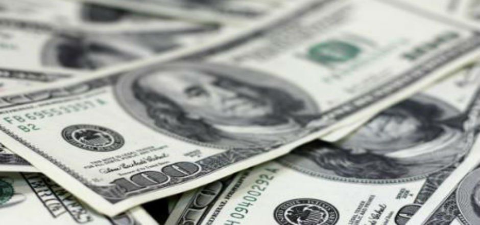 Dólar se recupera y cierra en 16.57 pesos