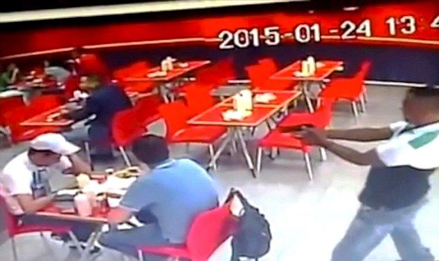 Impactante momento cuando un sicario dispara a un sujeto en la cabeza Impactante momento cuando un sicario dispara a un sujeto en la cabeza