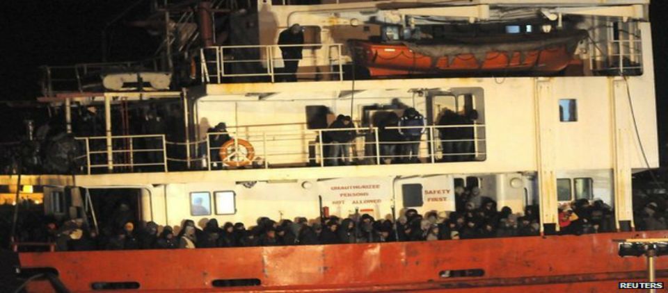 Guardacostas italianos controlan buque abandonado con 450 inmigrantes