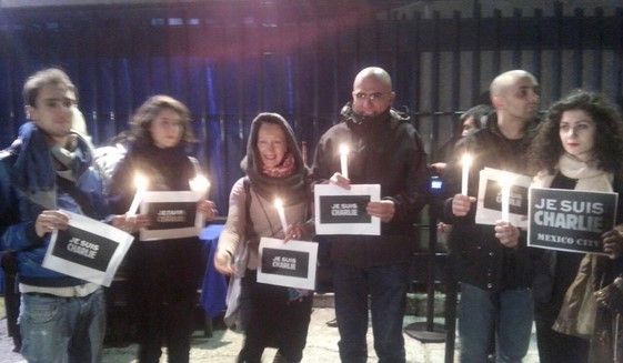 Se solidarizan ante la embajada de Francia por ataque terrorista