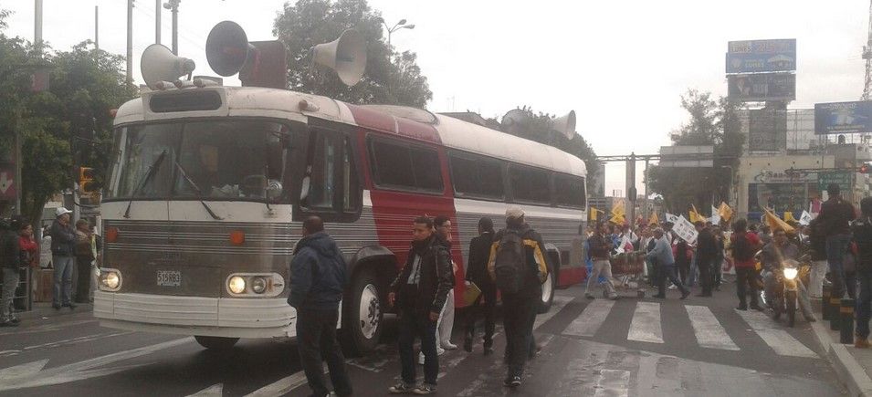 Marchan enfermeras de Hospital General a Estela de Luz