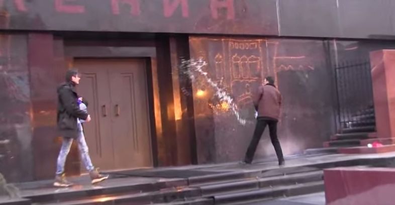 Arrestan a dos “exorcistas” en tumba de Lenin Arrestan a dos “exorcistas” en tumba de Lenin