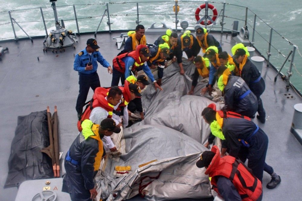 Se han recuperado 16 cuerpos de AirAsia en total
