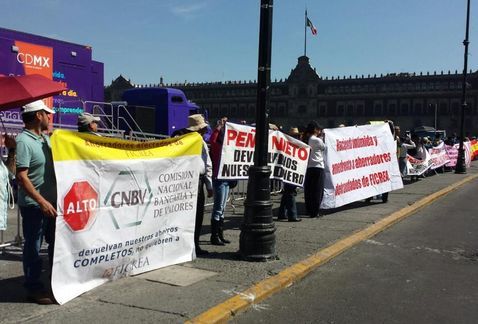 Se manifiestan en el Zócalo ahorradores de Ficrea Se manifiestan en el Zócalo ahorradores de Ficrea