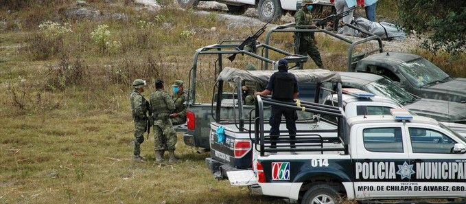 Encuentran 10 cuerpos y 11 cabezas humanas en fosas de Guerrero