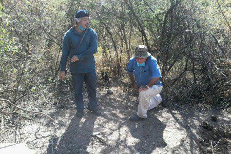 Exhuman cinco cuerpos de dos fosas en Iguala