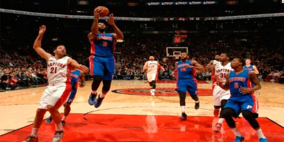 Los Pistons sacan victoria en Toronto
