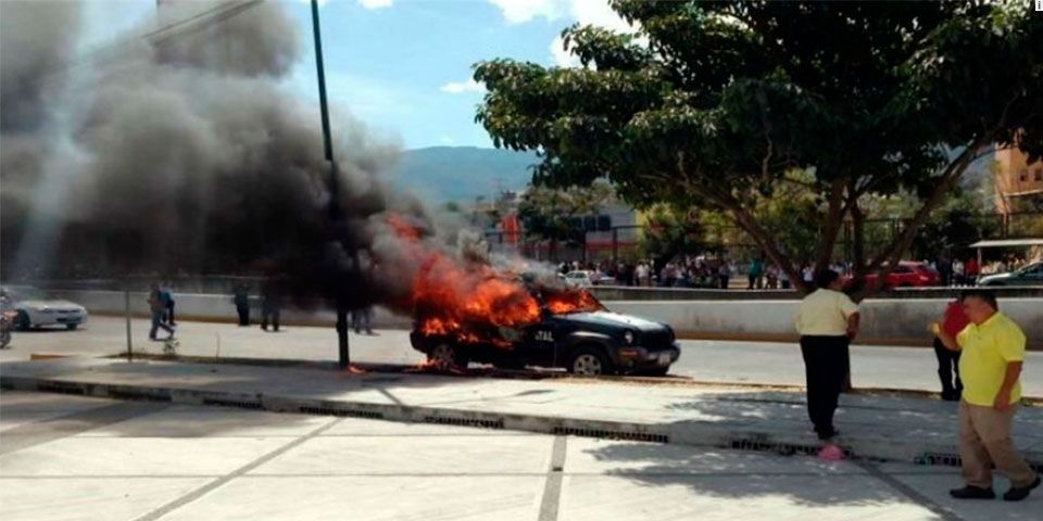 Maestros de la CETEG queman patrulla y se enfrentan con policías de Guerrero