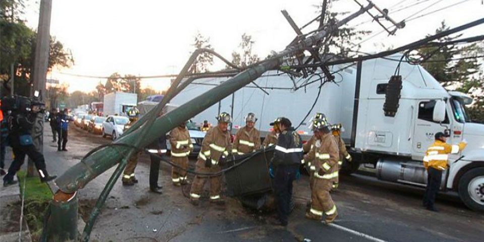 Caos en Constituyentes por accidente y caída de poste de luz Caos en Constituyentes por accidente y caída de poste de luz