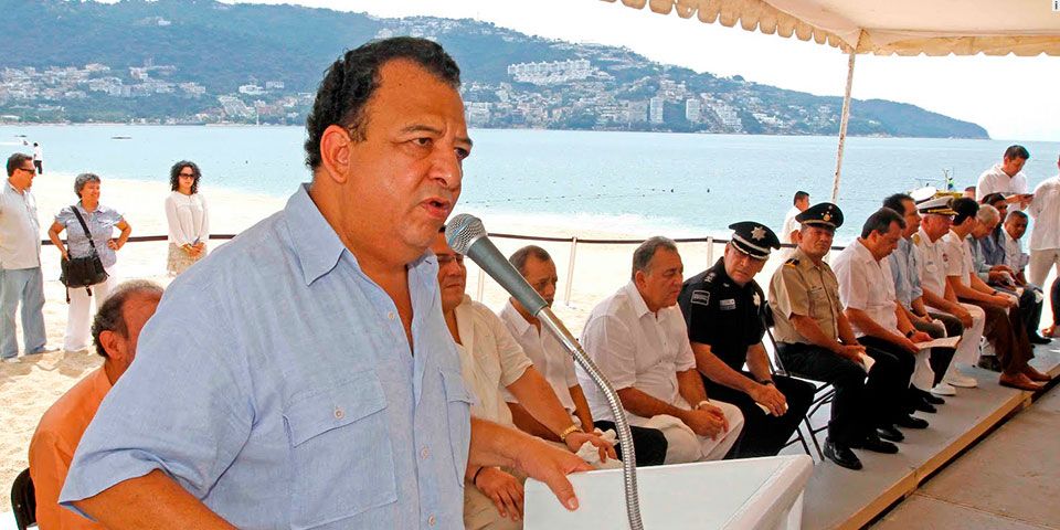 Walton solicitó licencia para ir por gubernatura de Guerrero Walton solicitó licencia para ir por gubernatura de Guerrero