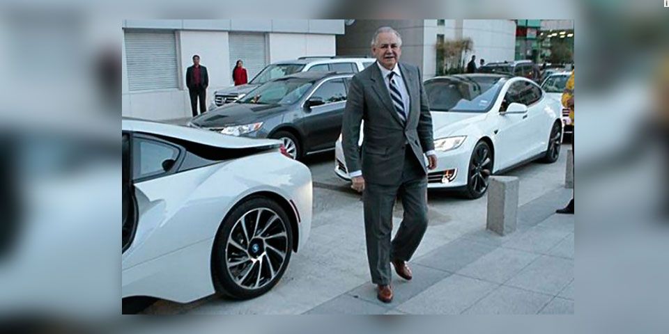 Raúl Salinas llega en lujoso auto a un acto público