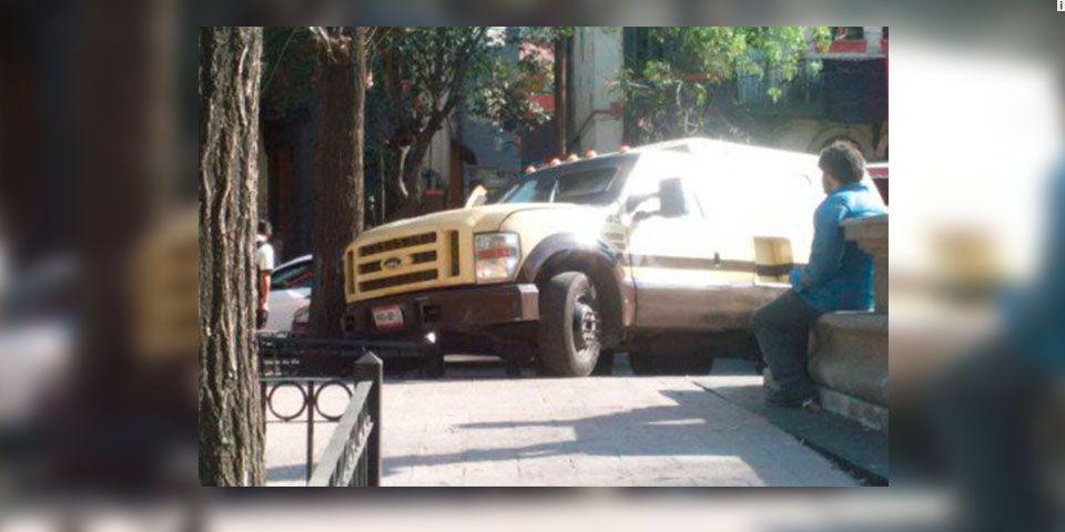 Camioneta de valores sube al camellón en Cuahutémoc
