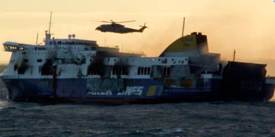 Ferry griego incendiado fue remolcado a Italia