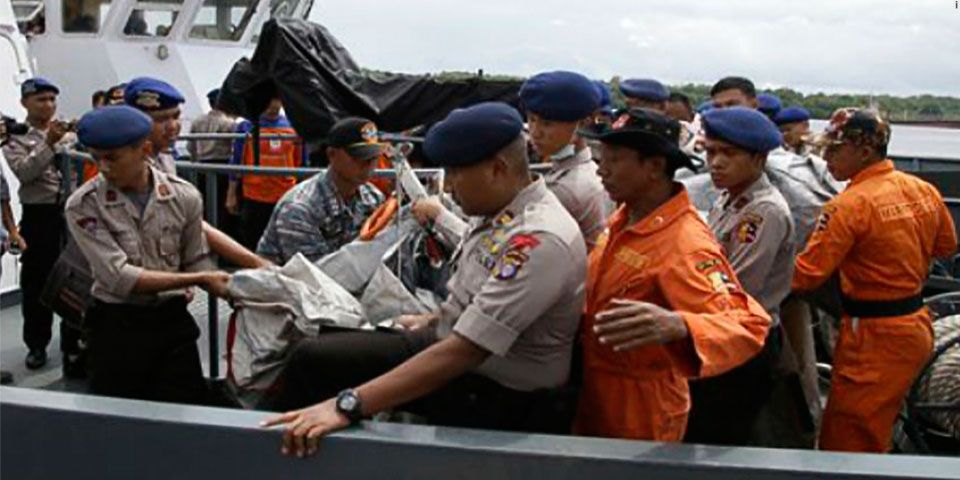 Recuperan 7 cuerpos más del vuelo AirAsia