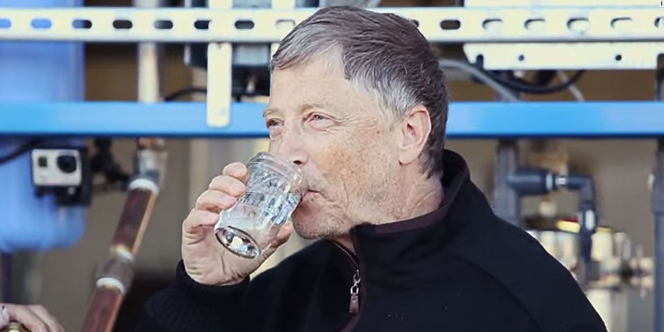 Bill Gates toma agua reciclada de excrementos